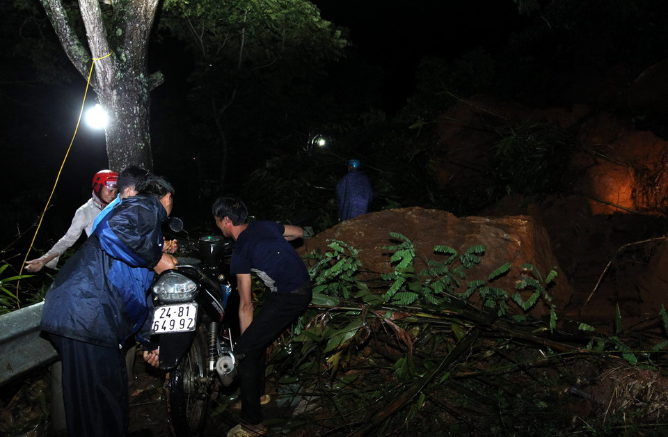 Hiện trường điểm sạt lở tại km 126+150 trên Quốc lộ 4D. (Ảnh: Quốc Khánh/TTXVN)