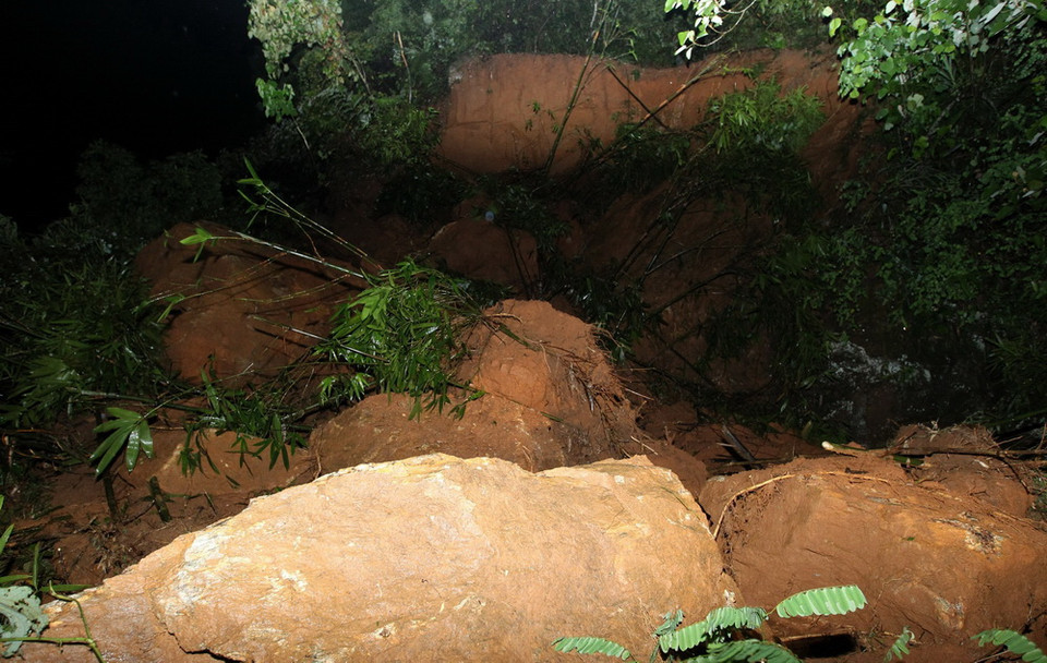 Hàng nghìn khối đất đá sạt lở tại km 126+150 trên Quốc lộ 4D. (Ảnh: Quốc Khánh/TTXVN)