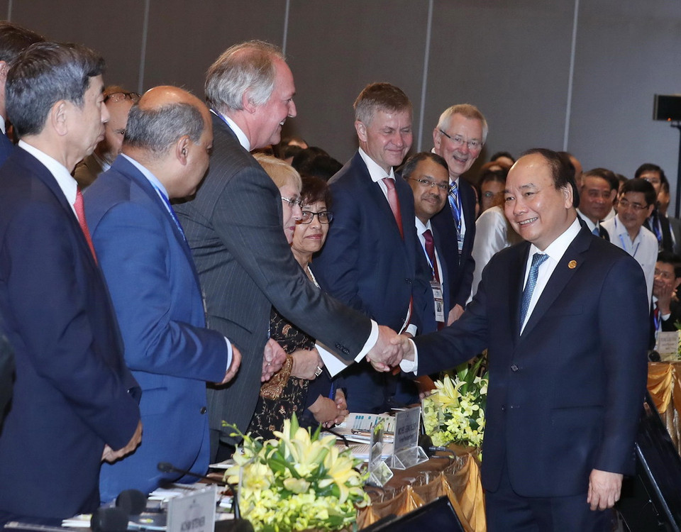 Thủ tướng Nguyễn Xuân Phúc với các đại biểu quốc tế tham dự kỳ họp. (Ảnh: Thống Nhất/TTXVN)