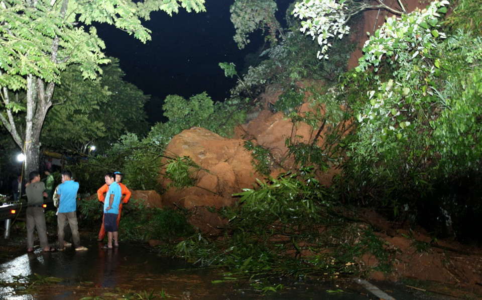 Hàng nghìn khối đất đá sạt lở tại km 126+150 trên Quốc lộ 4D. (Ảnh: Quốc Khánh/TTXVN)