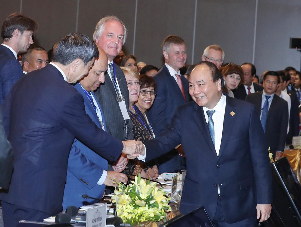 Thủ tướng Nguyễn Xuân Phúc với các đại biểu quốc tế tham dự kỳ họp. (Ảnh: Thống Nhất/TTXVN)