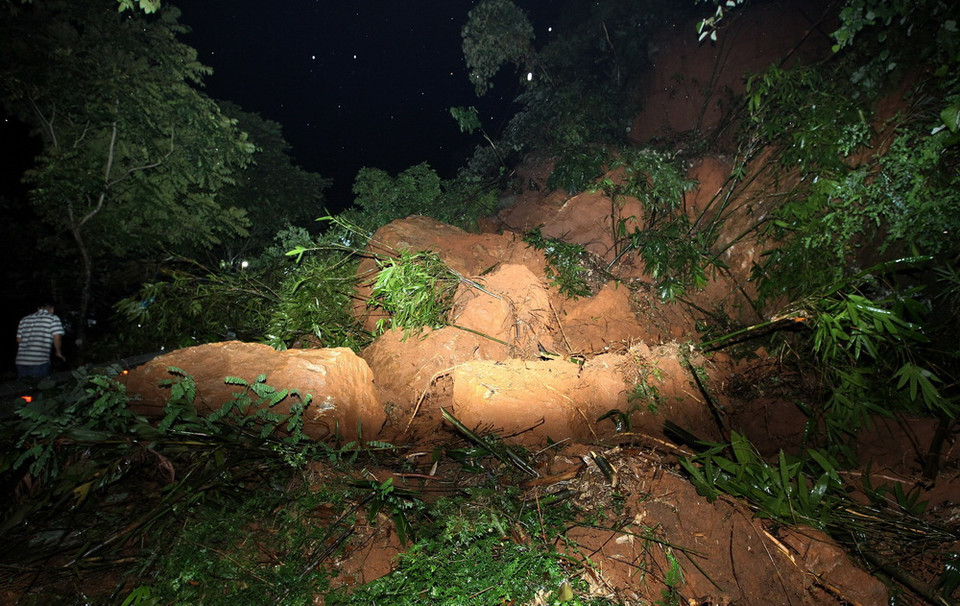 Hàng nghìn khối đất đá sạt lở tại km 126+150 trên Quốc lộ 4D. (Ảnh: Quốc Khánh/TTXVN)