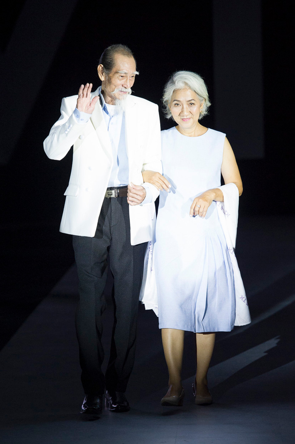 Nghệ sỹ ưu tú Mạnh Dung cùng 'người bạn đời' đã mở đầu câu chuyện tình của bộ sưu tập một cách đầy khéo léo, khi 'ung dung bước đi trên con đường quen thuộc và hồi tưởng lại những tháng năm rực rỡ với vô vàn cung bậc yêu thương trong cuộc đời.'