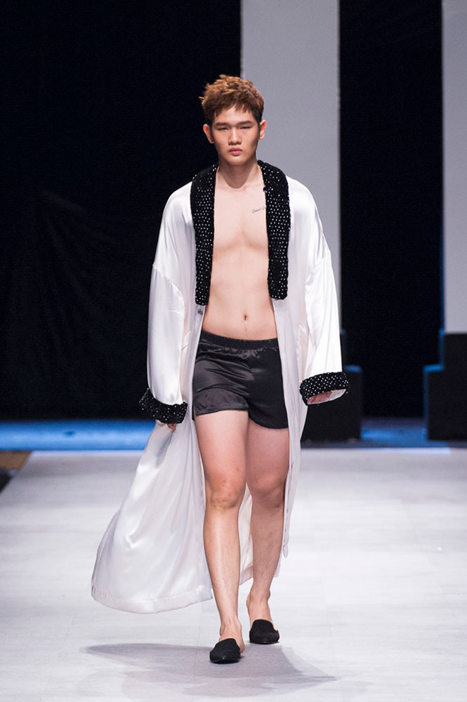 Vượt ra khỏi khuôn khổ của Haute Couture tinh tế, các trang phục của nhà mốt này trở nên đầy quyến rũ và táo bạo. (Ảnh: BTC)