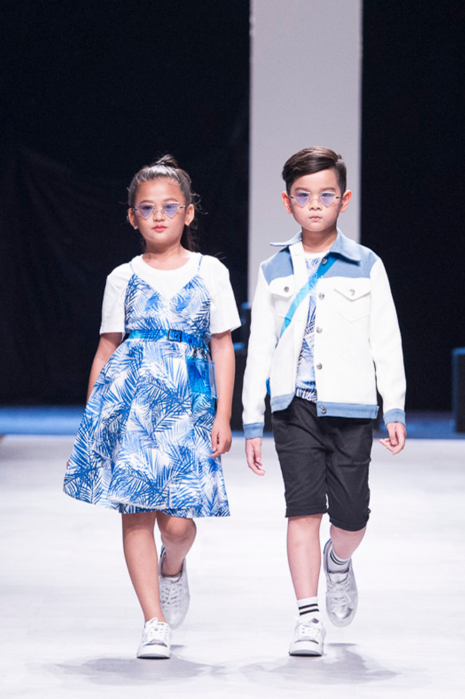 Sử dụng bốn tông màu chính, đại diện cho bốn cung bậc cảm xúc của tình yêu là trắng, đỏ, đen, xanh, các trang phục được thiết kế trên nền chất liệu thoáng mát như cotton, linen, vải bố...