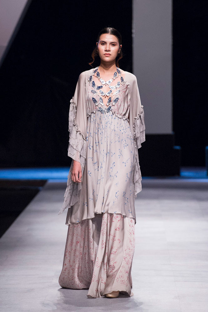 Sử dụng triệt để các chất liệu cao cấp như lụa, voan và gam màu đen cuốn hút... (Ảnh: BTC)