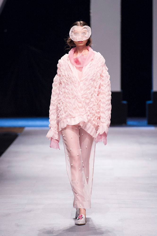 Điểm nhấn của bộ sưu tập chính là sự tinh tế, cầu kỳ thể hiện qua những nếp gấp và đường cắt, kết hợp với đính họa tiết tự nhiên trên nền vải tulle và vải crepe, mang lại cảm giác xa hoa cho phái đẹp. (Ảnh: BTC)