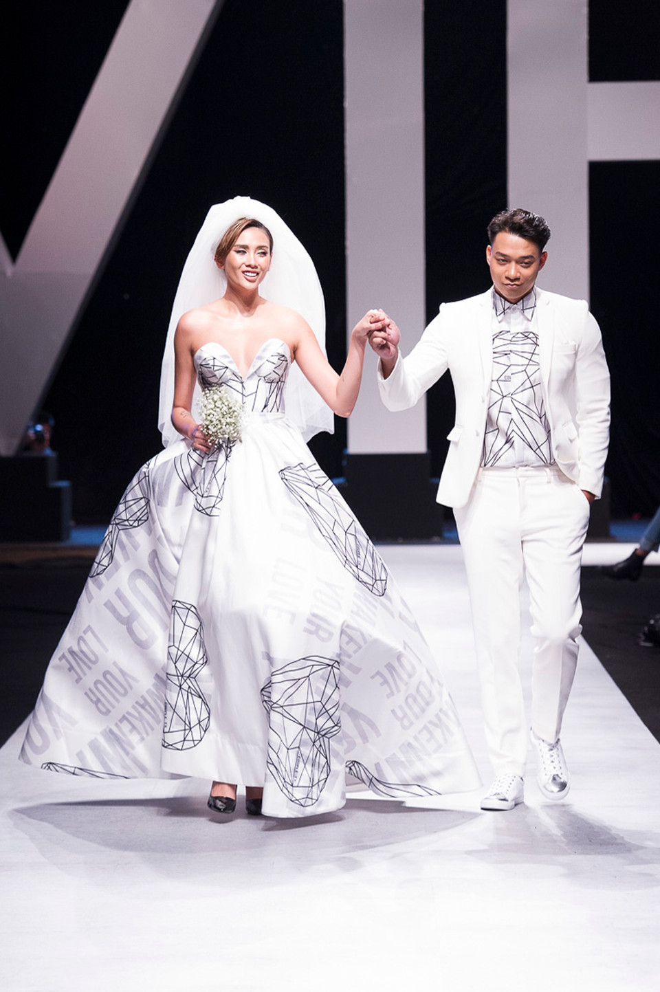 Người mẫu Võ Hoàng Yến cùng Vũ Mạnh Hiệp, gia đình “Ốc” Thanh Vân và các cặp đôi đang yêu nhau đã cùng “Waken your love” kể trọn vẹn những cuộc tình đẹp của đời.