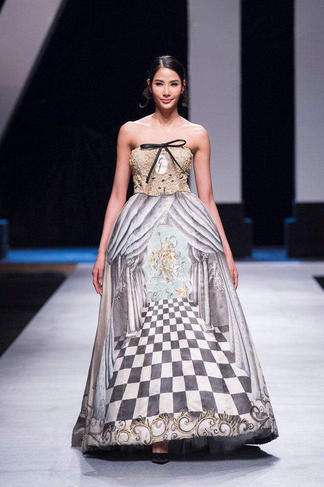 Họa tiết mang đậm nghệ thuật phục hưng Italy cùng sự xuất hiện của Hoàng Thùy đã kết thúc màn trình diễn những trang phục đầy ấn tượng của Maison Gattinoni. (Ảnh: BTC)