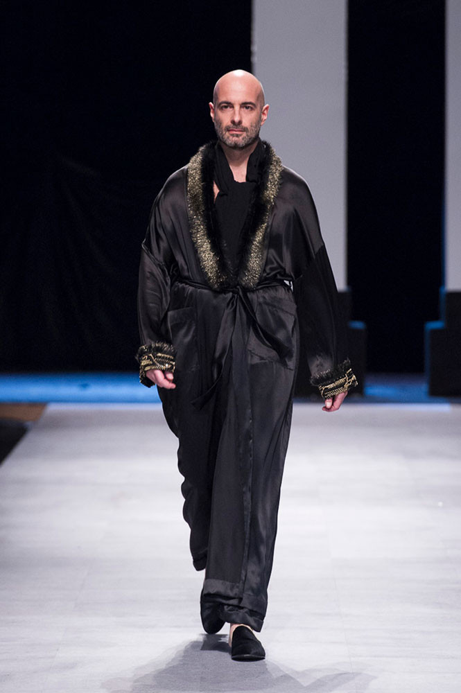 Ngài Đại sứ Italy Dante Brandi trở thành khách mời đặc biệt khi tham gia trình diễn trong bộ sưu tập. Sự có mặt của ông để chúc mừng cho đêm diễn thời trang cũng là nhân dịp hai nước Italy-Việt Nam kỷ niệm 45 năm thiết lập quan hệ ngoại giao. (Ảnh: BTC)