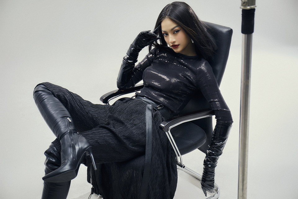 Sở hữu thân hình bốc lửa cùng thần thái sắc sảo mang đậm chất ‘beauty queen,’ Kiều Loan được xem là ‘con cưng’ của nhiều nhà thiết kế có tiếng ở Việt Nam khi ‘chọn mặt gửi vàng’ trong các show diễn và bộ sưu tập. (Ảnh: Hoàng Phúc/Vietnam+)