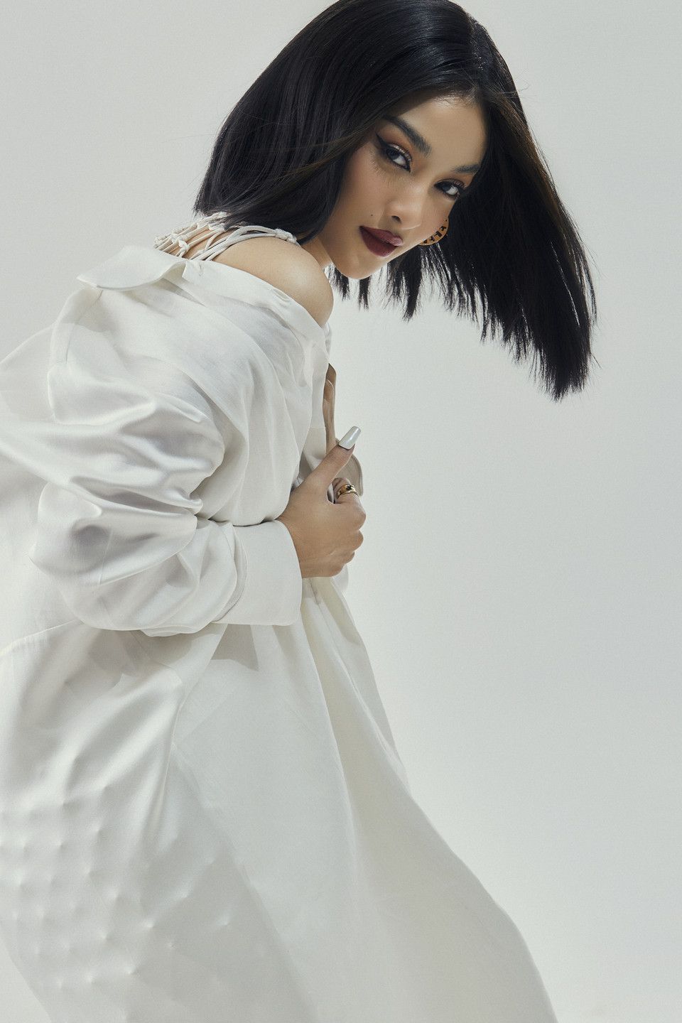 Xuyên suốt bộ ảnh, đôi môi đỏ căng mọng và những kiểu tóc lạ lẫm đã khiến cô nàng chinh phục mọi trang phục trong bộ sưu tập của nhà thiết kế Nguyễn Công Trí. (Ảnh: Hoàng Phúc/Vietnam+)