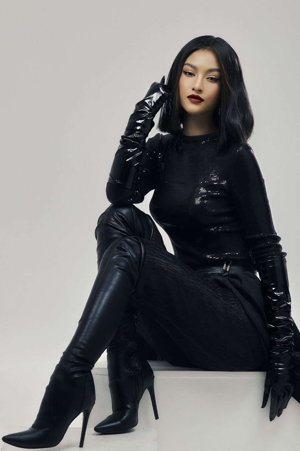 ...cùng cách tạo dáng chuyên nghiệp và trang phục đến từ nhà thiết kế Nguyễn Công Trí. (Ảnh: Hoàng Phúc/Vietnam+)