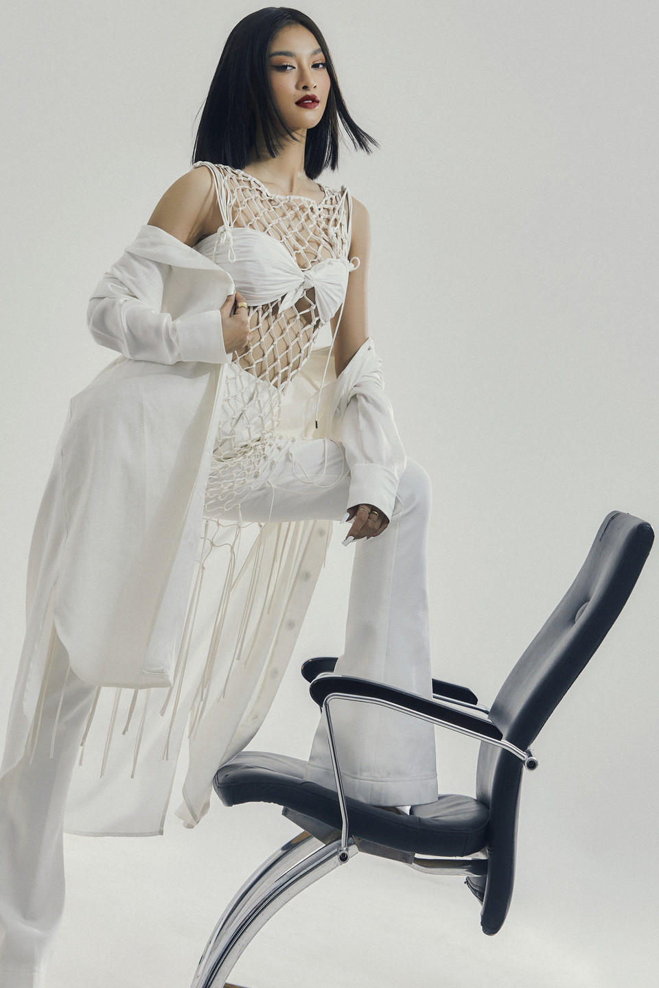 Á hậu Kiều Loan kết hợp nhiều kiểu trang phục khác nhau tạo nên vẻ ngoài phóng khoáng, cá tính nhưng vẫn lột tả được nét đẹp kiêu sa qua ánh mắt và tạo dáng chuyên nghiệp. (Ảnh: Hoàng Phúc/Vietnam+)