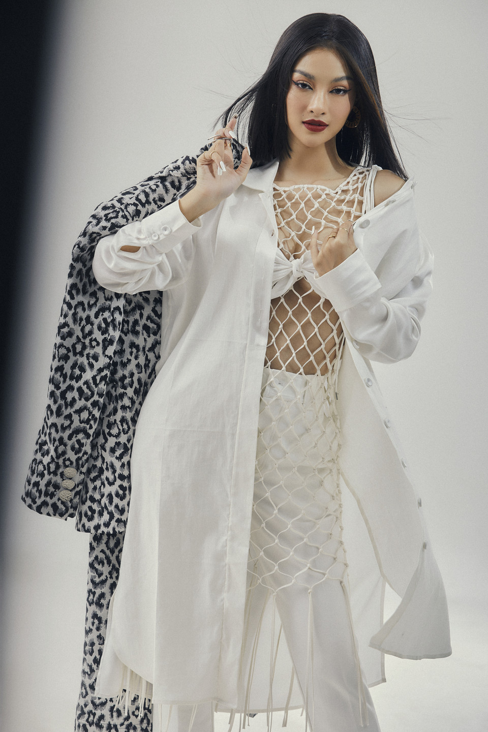 Kiều Loan gây bất ngờ khi thực hiện bộ ảnh theo phong cách có phần nổi loạn và táo bạo. (Ảnh: Hoàng Phúc/Vietnam+)