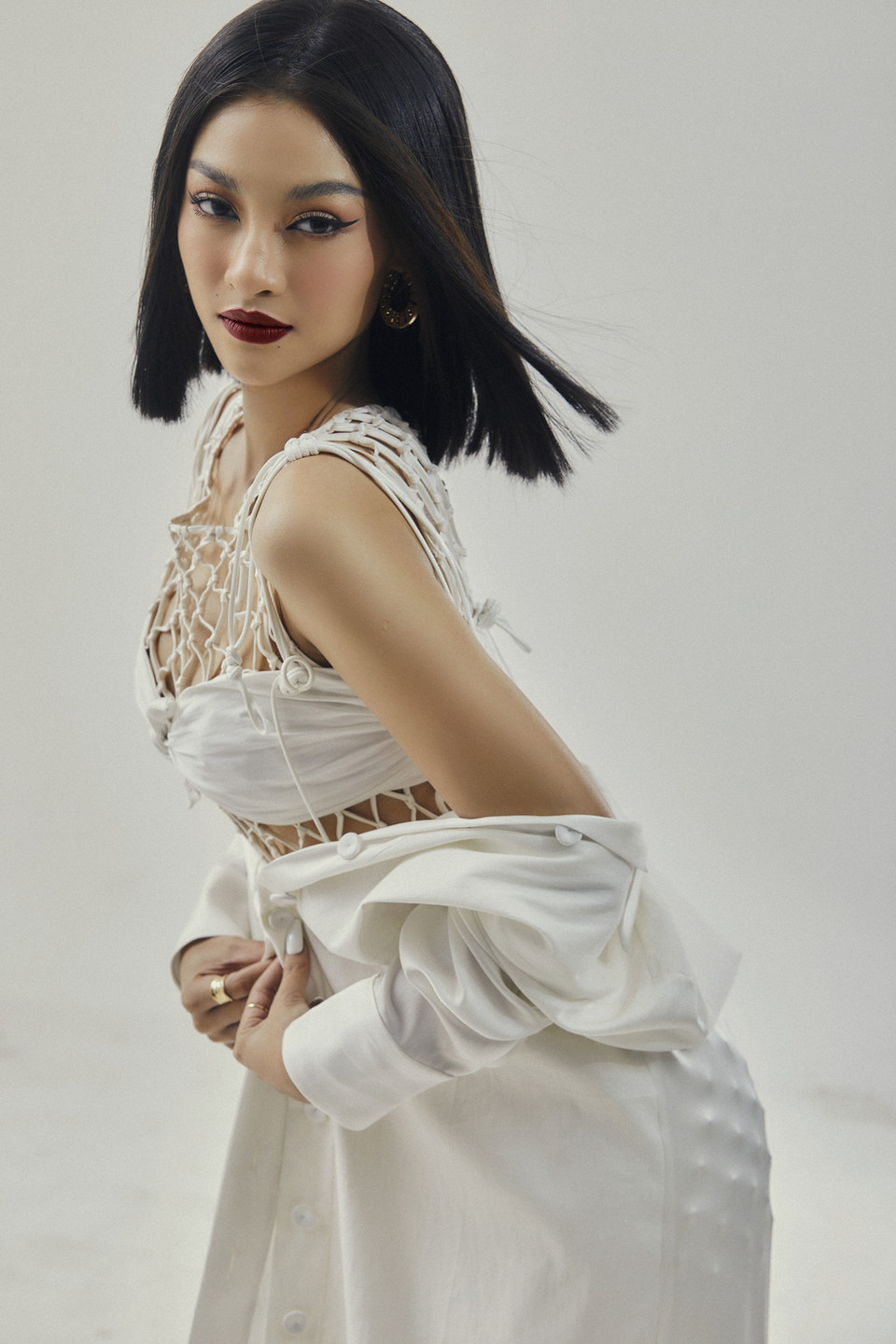 Với mái tóc mái ngang và tóc bob thời thượng, ‘quý cô rapper’ khéo léo khoe vòng 1 căng tròn lấp ló sau chiếc áo vest và đường cong cơ thể lôi cuốn. (Ảnh: Hoàng Phúc/Vietnam+)