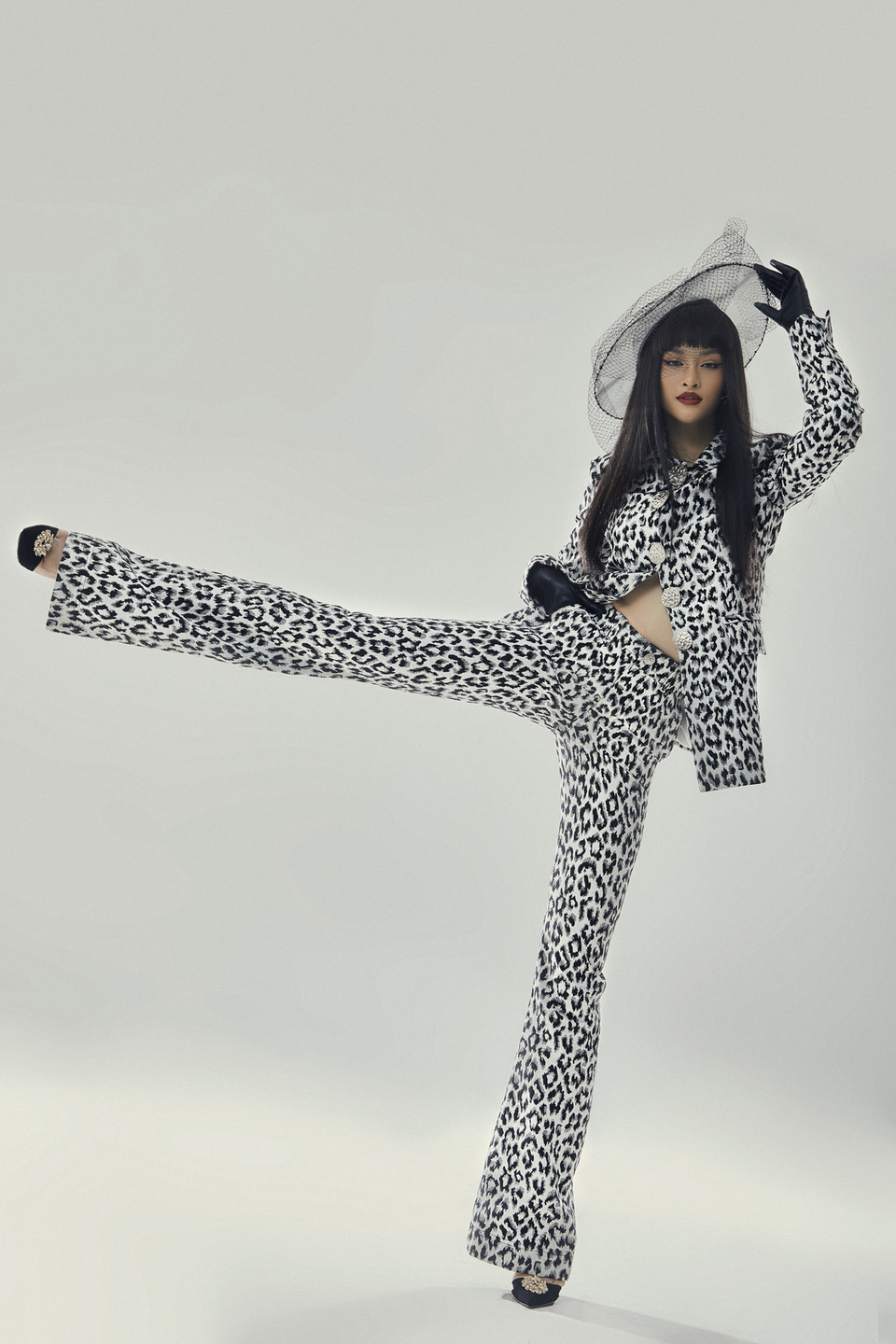 Cùng ngắm Kiều Loan trong các thiết kế của nhà tạo mốt hàng đầu Việt Nam. (Ảnh: Hoàng Phúc/Vietnam+)