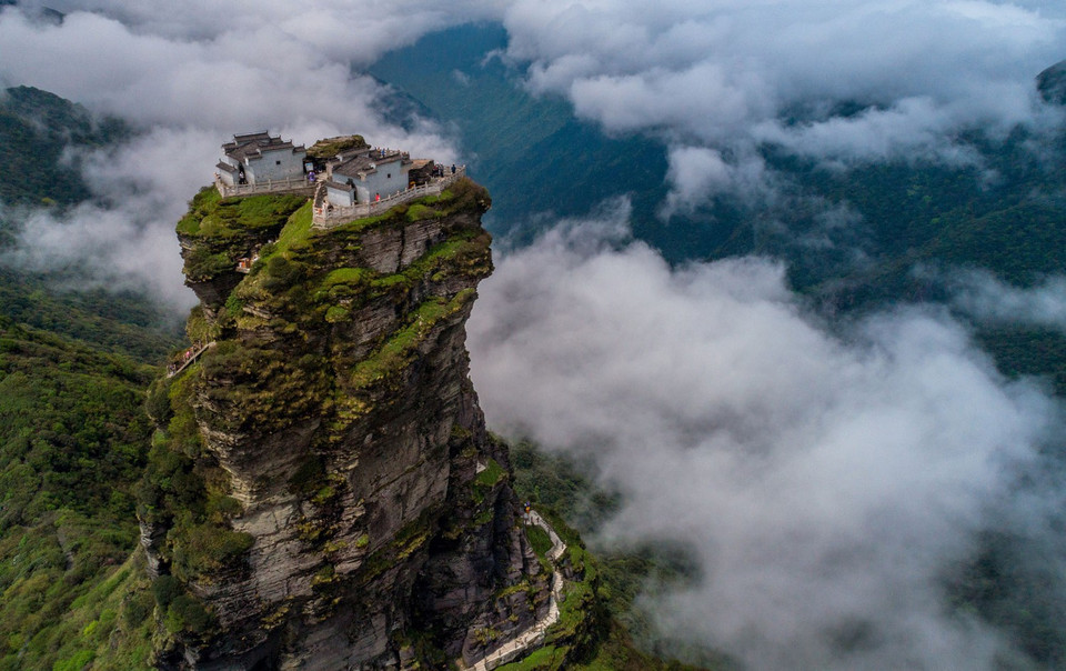 Phạm Tịnh Sơn (Núi Fanjing) là điểm đến tâm linh của du khách với những ngôi chùa, đền linh thiêng trên đỉnh núi (Nguồn: Costfoto/Barcroft Media via Getty)