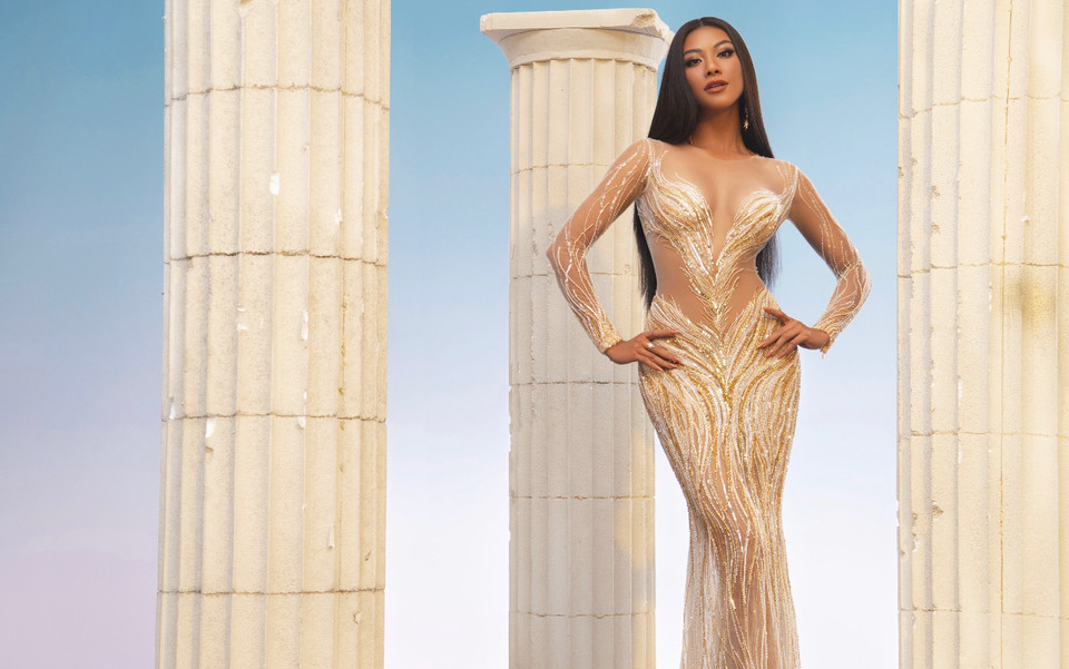 Trong các cuộc thi nhan sắc quốc tế hiện nay, phần thi Trang phục dạ hội (Evening Gown) được xem là một trong những phần thi đặc biệt thu hút sự chú ý của khán giả. Với Kim Duyên, năm nay dù gặp nhiều khó khăn khi chuẩn bị trang phục do dịch bệnh nhưng may mắn là các nhà thiết kế đã cùng cô song hành và vẫn hoàn thành kịp cho cuộc thi. (Ảnh: CTV/Vietnam+)