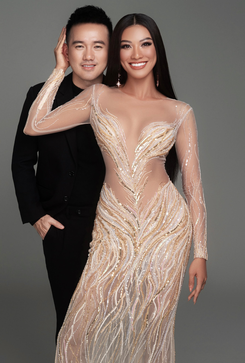 Dưới bàn tay ‘phù thủy’ của nhà thiết kế Lê Thanh Hòa, Kim Duyên khoe dáng vóc và thần thái trong bộ đầm dạ hội đính kết vô cùng tỉ mỉ, màu sắc sang trọng, tinh tế. (Ảnh: CTV/Vietnam+)