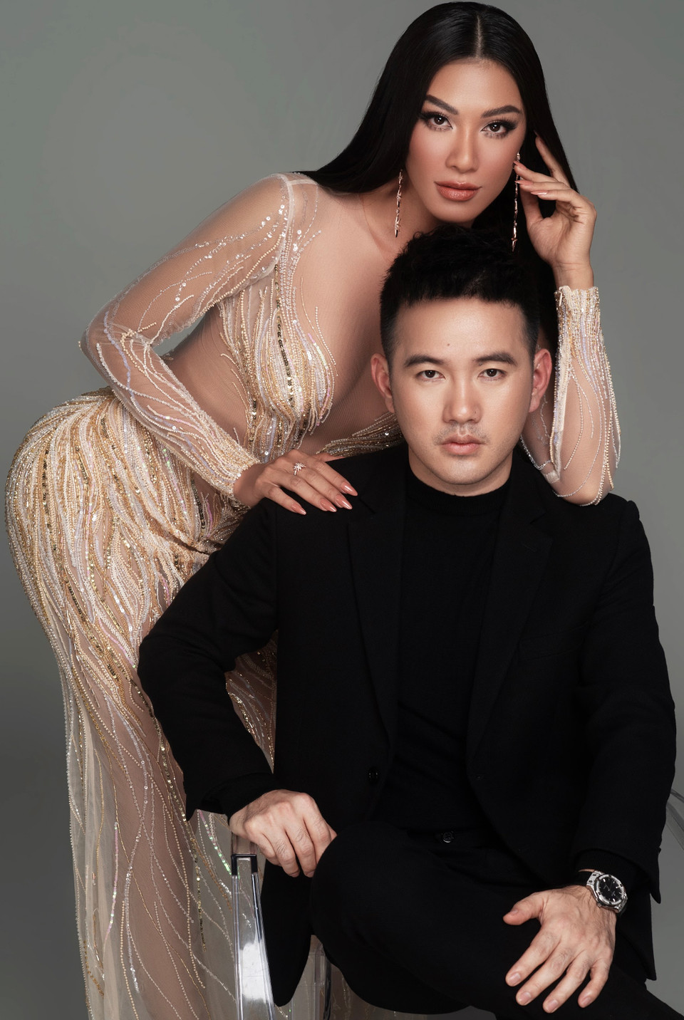 Lấy ý tưởng từ hình ảnh sóng nước phản chiếu ánh nắng Mặt Trời sáng sớm trên sông Mekong - dòng sông chảy dài trên quê hương Cần Thơ của Kim Duyên, Lê Thanh Hòa đã sáng tạo nên bộ trang phục dạ hội với tông màu vàng, bạc chủ đạo. Qua bộ trang phục, Kim Duyên thể hiện được ước mơ và hoài bão của một cô gái tuổi đôi mươi muốn đem nhan sắc, sự tự tin để chinh phục đấu trường nhan sắc quốc tế. (Ảnh: CTV/Vietnam+)