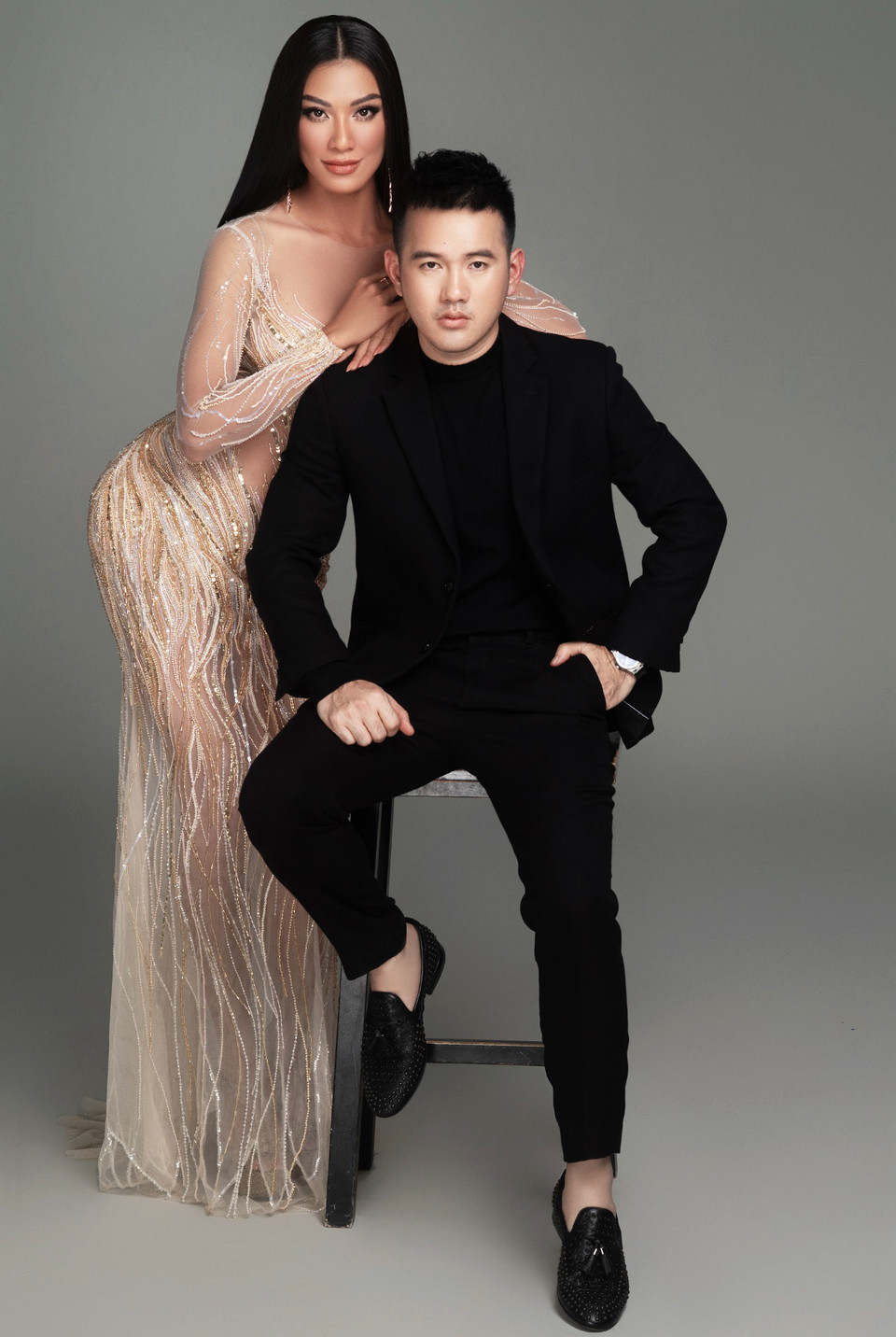 Chia sẻ về việc nhận thiết kế bộ trang phục cho Kim Duyên, Lê Thanh Hòa cho biết anh cũng đã gặp rất nhiều khó khăn bởi ảnh hưởng dịch bệnh, nhà thiết kế và êkíp phải làm việc từ xa, hoàn toàn online, phải vượt qua rất nhiều trở ngại. (Ảnh: CTV/Vietnam+)