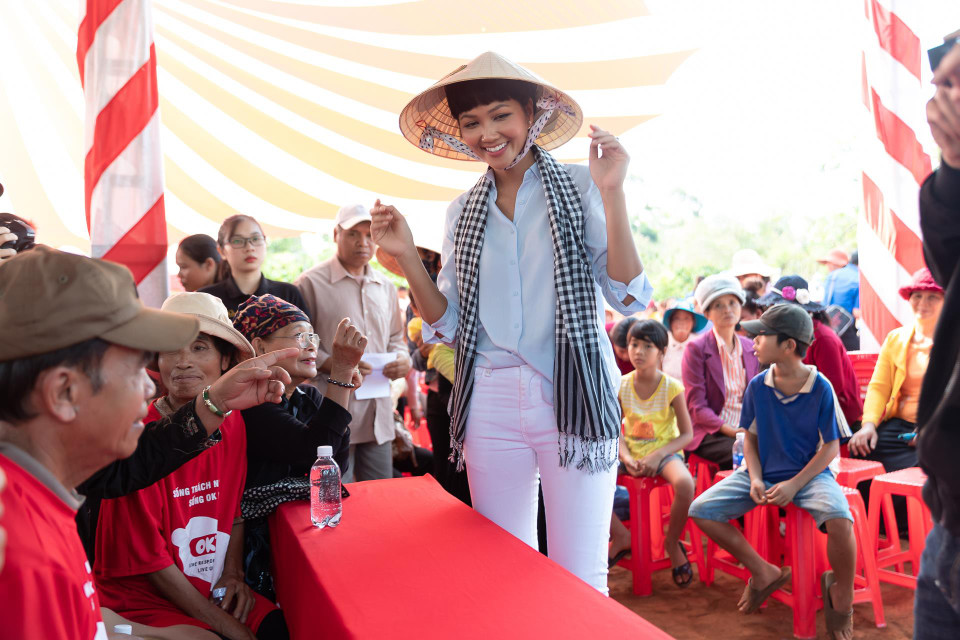 H’Hen Niê cho biết lúc nhỏ rất thích những đoàn phát thuốc giống như vậy, vì mỗi lần thấy các anh chị là biết mình sẽ được hết bệnh hoặc đơn giản là không phải lo những cơn đau bụng, sốt vặt nữa. (Ảnh: Thiên An/Vietnam+)