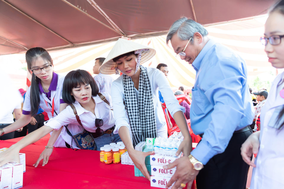 Chương trình còn có hoạt động khám và phát thuốc miễn phí cho người dân nghèo ở buôn Sứt M’đưng, xã Cư Suê – nơi H’Hen Niê sinh ra và lớn lên. Với những người bị bệnh nặng, chương trình đã hỗ trợ đưa xe chuyển người bệnh đến bệnh viện để khám và chữa trị, còn lại sẽ được phát thuốc. (Ảnh: Thiên An/Vietnam+)