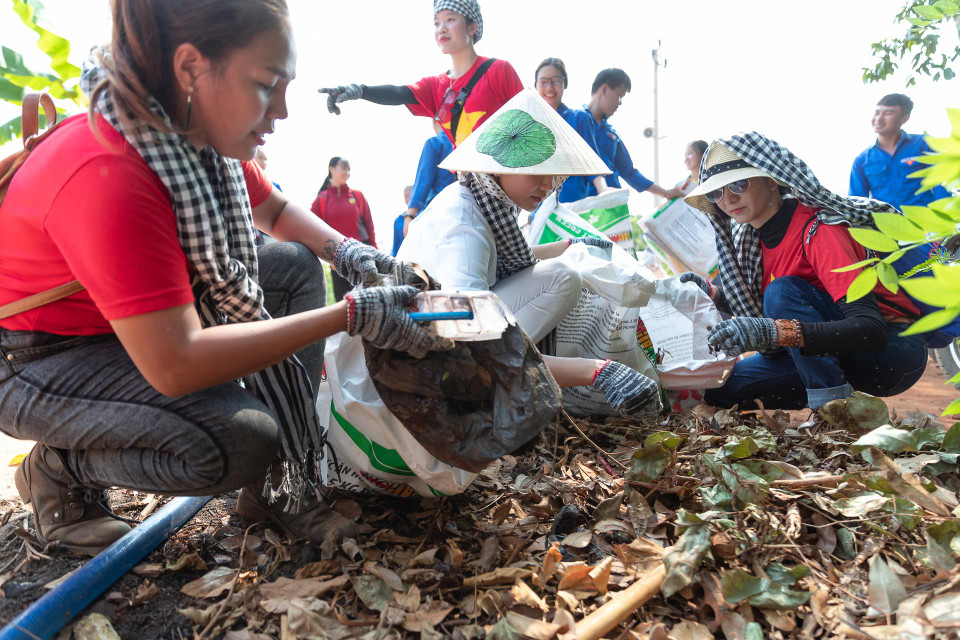 Kết thúc chương trình, dù trời nắng gắt nhưng H’Hen Niê và các cán bộ huyện đoàn địa phương vẫn tranh thủ thu gom rác quanh khu vực. (Ảnh: Thiên An/Vietnam+)