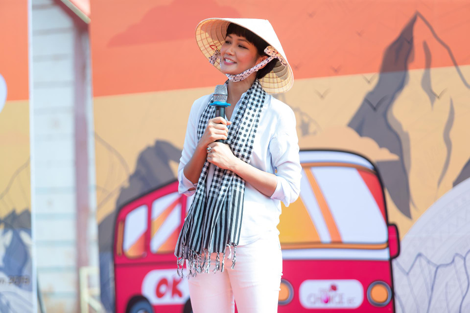 Thanh thiếu niên là lứa tuổi có nhiều biến đổi về sinh lý và tâm lý, dễ xao động trước những biến động cuộc sống nên thông qua chương trình, H’Hen Niê và ban tổ chức hy vọng có thể giúp họ xác định đúng con đường tương lai sau này, nhận thức đúng về bản thân, đặc biệt là sức khỏe sinh sản tuổi vị thành niên. (Ảnh: Thiên An/Vietnam+)