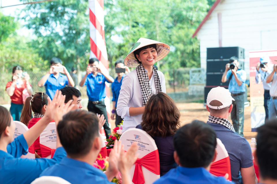 H'Hen Niê vừa tham gia chương trình 'Hành trình sống trách nhiệm' với chủ đề 'Vì chất lượng sức khỏe sinh sản của đồng bào khu vực Tây Nguyên' ở quê nhà cuối tuần qua. (Ảnh: Thiên An/Vietnam+)