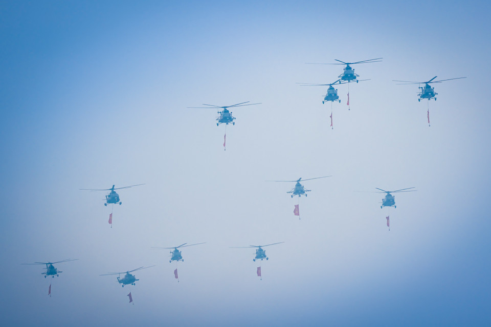 Máy bay mang theo cờ Đảng, cờ Tổ quốc. (Ảnh: Hải An/Vietnam+)