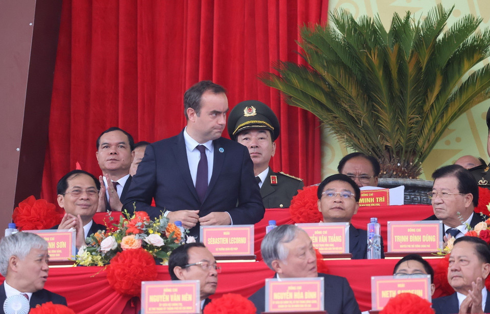 Bộ trưởng Quân đội Pháp Sébastien Lecornu dự Lễ kỷ niệm. (Ảnh: TTXVN)