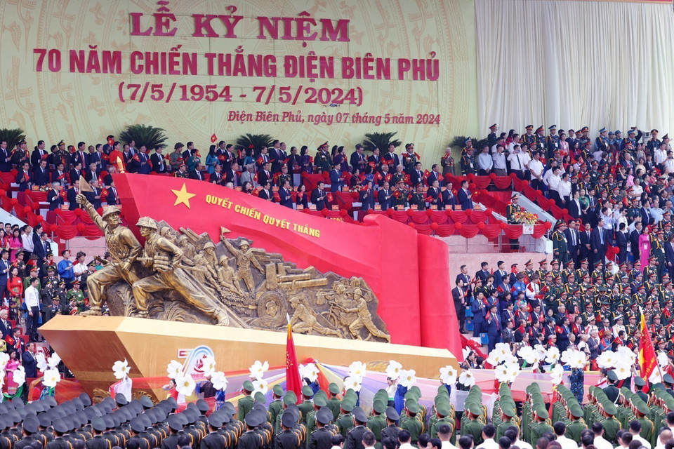 Các đại biểu dự lễ kỷ niệm 70 năm Chiến thắng Điện Biên Phủ. (Ảnh: TTXVN)