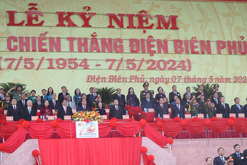 Các đại biểu thực hiện nghi lễ chào cờ. (Ảnh: Lâm Khánh/TTXVN)