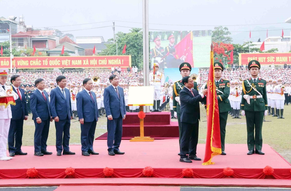 Thủ tướng Phạm Minh Chính trao Huân chương Độc lập hạng Nhất cho Đảng bộ, chính quyền và nhân dân các dân tộc tỉnh Điện Biên. (Ảnh: Dương Giang/TTXVN)