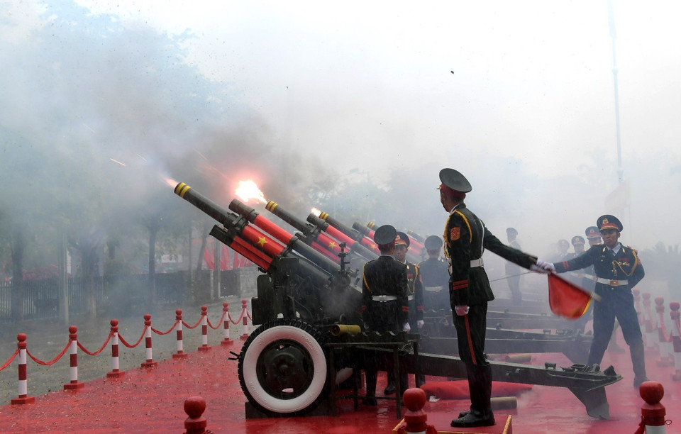 Lễ kỷ niệm bắt đầu bằng 21 loạt pháo trên nền Quốc thiều nước Cộng hòa Xã hội Chủ nghĩa Việt Nam. (Ảnh: Trung Kiên/TTXVN)