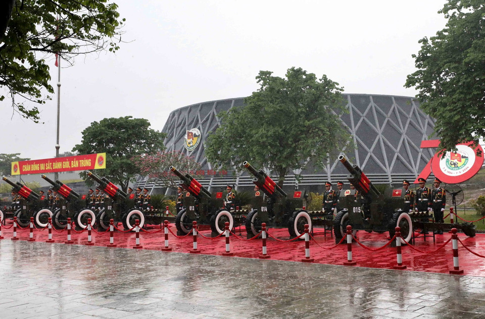 Lễ kỷ niệm bắt đầu bằng 21 loạt pháo trên nền Quốc thiều nước Cộng hòa Xã hội Chủ nghĩa Việt Nam. (Ảnh: Trung Kiên/TTXVN)
