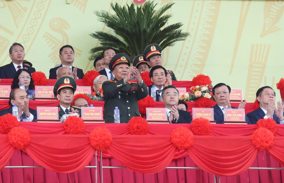 Phó Thủ tướng, Bộ trưởng Quốc phòng Lào Chansamose Chanyalath dự lễ kỷ niệm. (Ảnh: TTXVN)