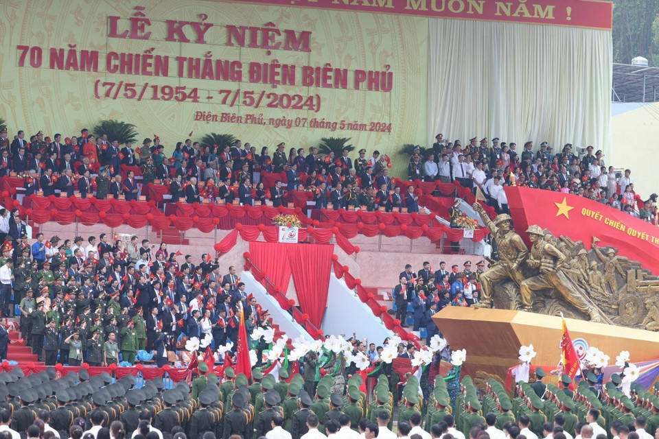 Các đại biểu trên khán đài tham dự Lễ kỷ niệm. (Ảnh: Tuấn Anh/TTXVN)