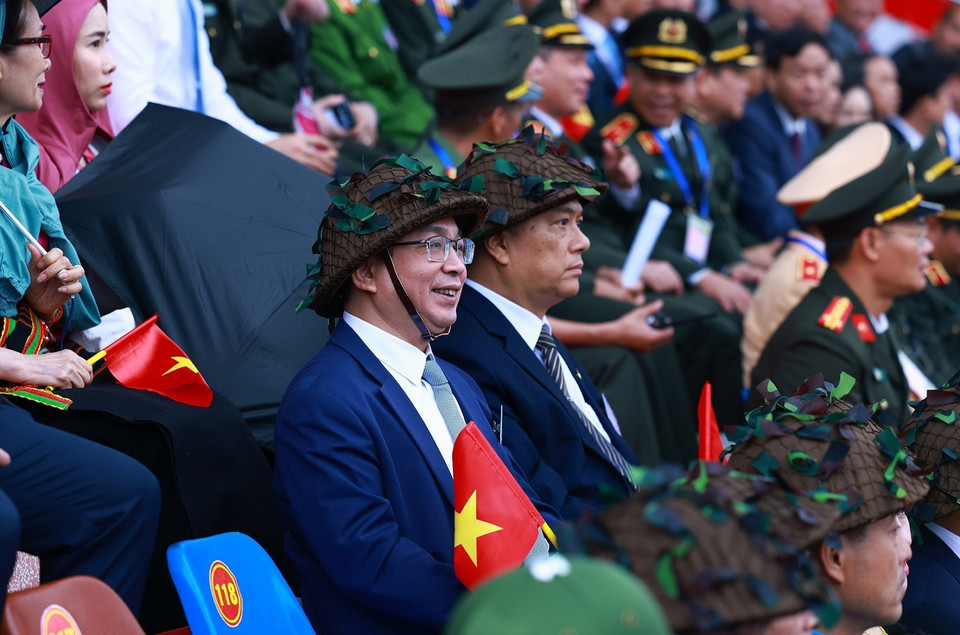 Phó Tổng Giám đốc TTXVN Nguyễn Tuấn Hùng và các đại biểu tham dự Lễ kỷ niệm. (Ảnh: Dương Giang/TTXVN)