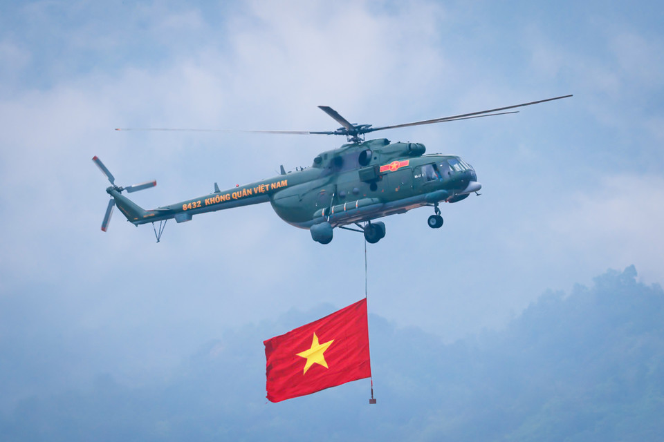 Phần trình diễn của các biên đội trực thăng vũ trang mở đầu Cuộc diễu binh, diễu hành kỷ niệm 70 năm Chiến thắng Điện Biên Phủ. (Ảnh: Hải An/Vietnam+)