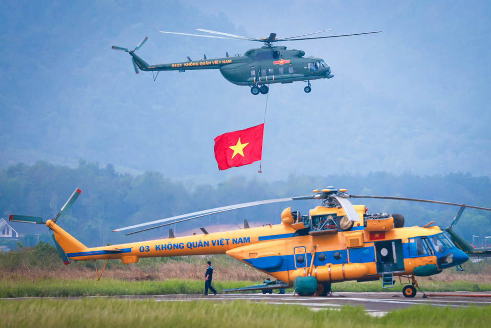 Các biên đội trực thăng vũ trang thuộc Quân chủng Phòng không-Không quân mang theo cờ Đảng, cờ Tổ quốc tượng trưng cho lý tưởng, niềm tin, bản lĩnh, trí tuệ, sức mạnh của khối đại đoàn kết toàn dân tộc dưới sự lãnh của Đảng Cộng sản Việt Nam và Chủ tịch Hồ Chí Minh đã làm nên Chiến thắng Điện Biên Phủ - chiến thắng của chủ nghĩa yêu nước, ý chí bất khuất, kiên cường của dân tộc Việt Nam. (Ảnh: Hải An/Vietnam+)