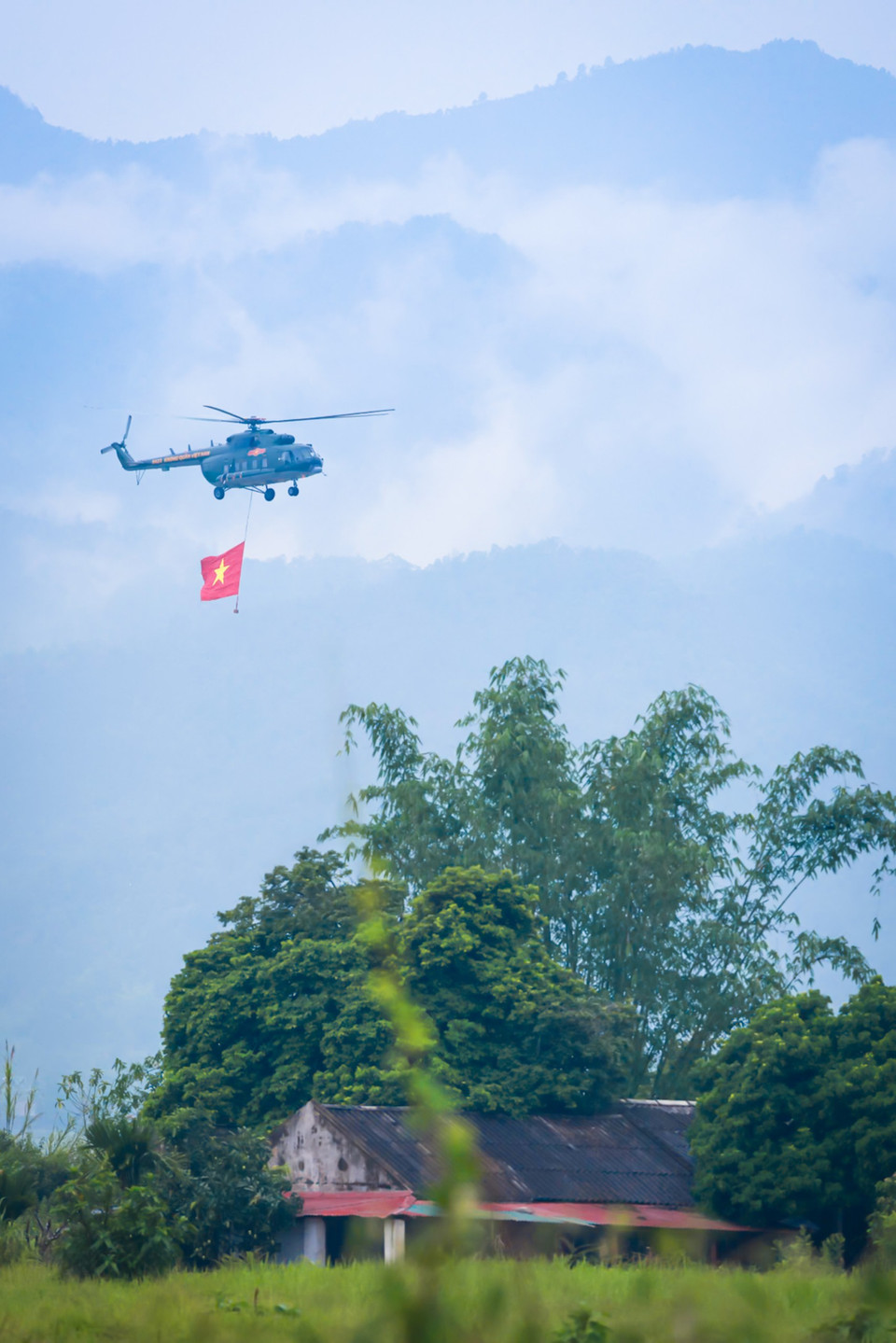 Máy bay mang theo cờ Đảng, cờ Tổ quốc. (Ảnh: Hải An/Vietnam+)