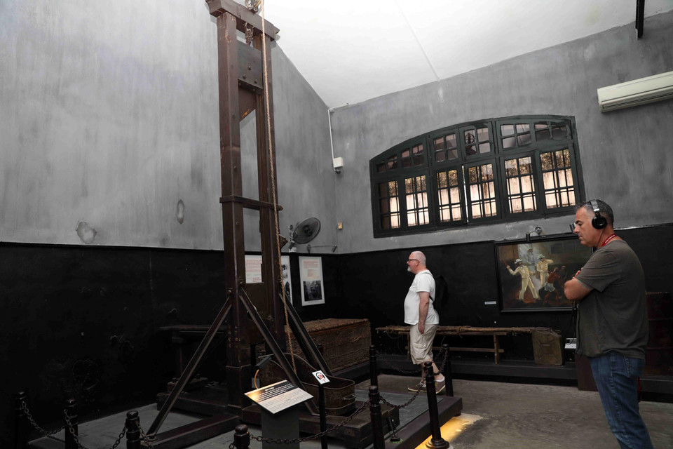 Chiếc máy chém mà thực dân Pháp đã dùng để hành quyết các chiến sỹ yêu nước tại di tích lịch sử Nhà tù Hỏa Lò. (Ảnh: Thanh Tùng/TTXVN)