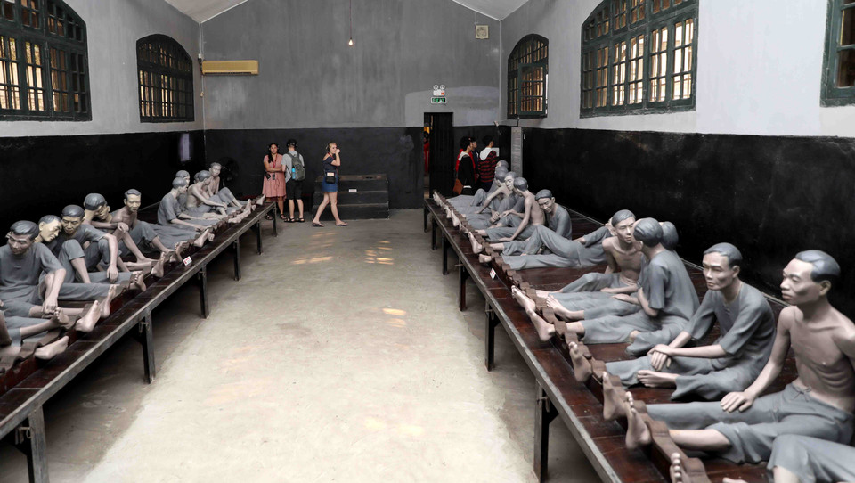 Mô hình tái hiện hình ảnh các chiến sỹ cách mạng trong lao tù tại di tích lịch sử Nhà tù Hỏa Lò. (Ảnh: Thanh Tùng/TTXVN)