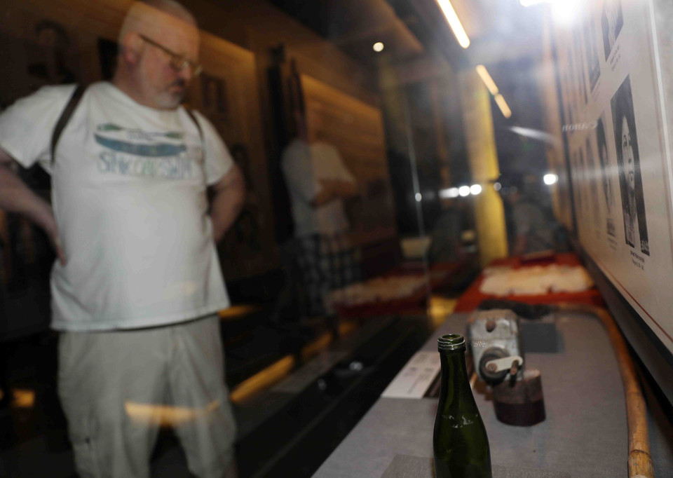 Trưng bày nhiều hiện vật, hình ảnh tư liệu quý tại di tích lịch sử Nhà tù Hỏa Lò. (Ảnh: Thanh Tùng/TTXVN)