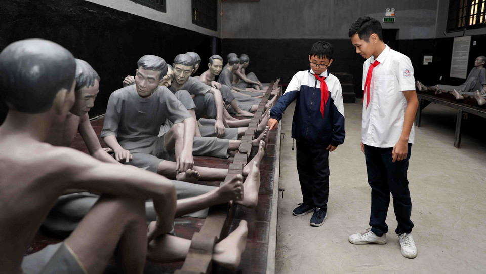 Di tích lịch sử nhà tù Hỏa Lò trở thành 'địa chỉ đỏ,' nơi giáo dục truyền thống yêu nước, cách mạng tới mọi tầng lớp nhân dân, đặc biệt là thế hệ trẻ của Thủ đô. (Ảnh: Thanh Tùng/TTXVN)