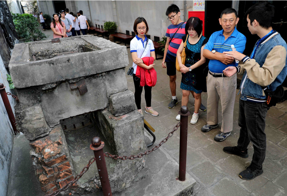 Di tích lịch sử nhà tù Hỏa Lò trở thành 'địa chỉ đỏ,' nơi giáo dục truyền thống yêu nước, cách mạng tới mọi tầng lớp nhân dân, đặc biệt là thế hệ trẻ của Thủ đô. (Ảnh: Thanh Tùng/TTXVN)