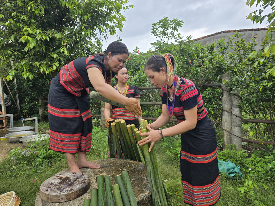 Già làng người Brâu phân công phụ nữ làm những công việc nhẹ như bắt cá, hái rau rừng, nấu ăn và ở nhà trang trí nơi cúng lễ. (Ảnh: Khoa Chương/TTXVN)